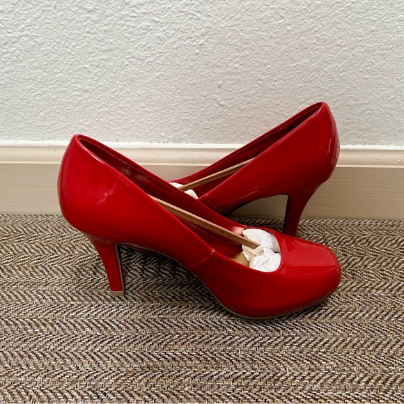 Candie's Size 6: Red Heels Classic Pump Style - Picture 1 of 7